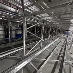 מדפי אחסון צפופים